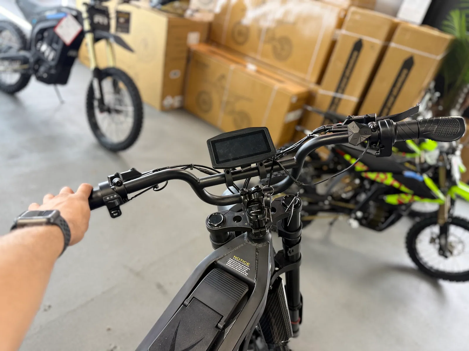 HappyRun Tank G18 Pro electric dirt bike battery and frame detail